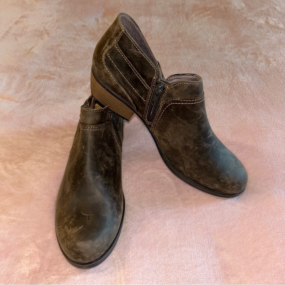 Clarks Charlten Grace brown leather booties short block heel size 8.5